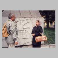 105-1511 Tapiau 1992 - Guenter Gronmeyer mit seiner Gespraechspartnerin im Park.JPG